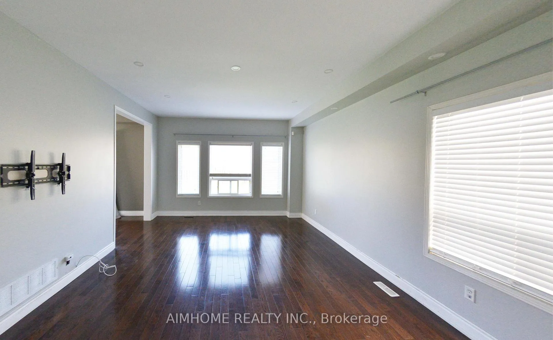 Photo 5 of 977 Kennedy Circle N, Milton, Coates — HOMEH