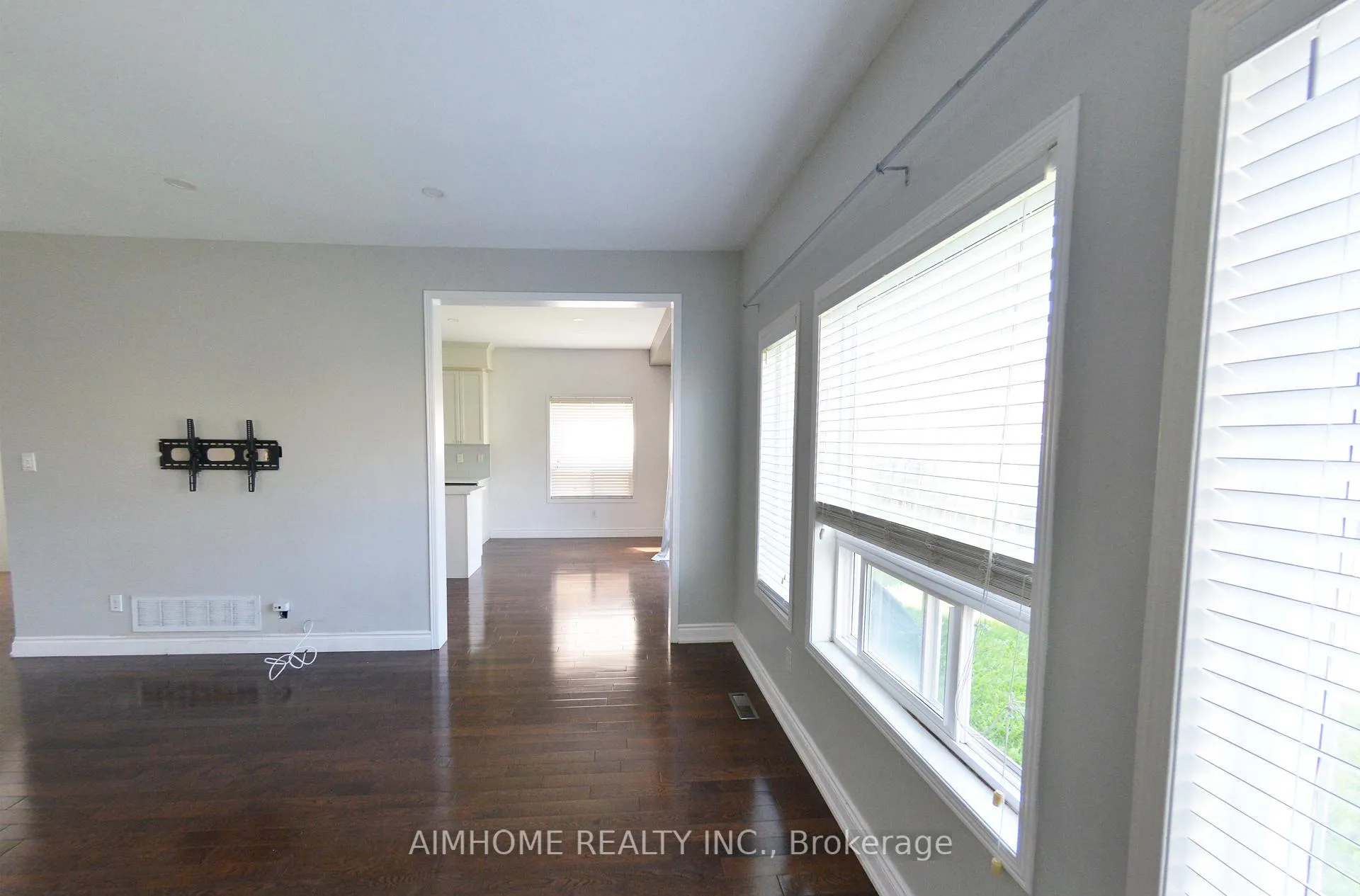 Photo 6 of 977 Kennedy Circle N, Milton, Coates — HOMEH