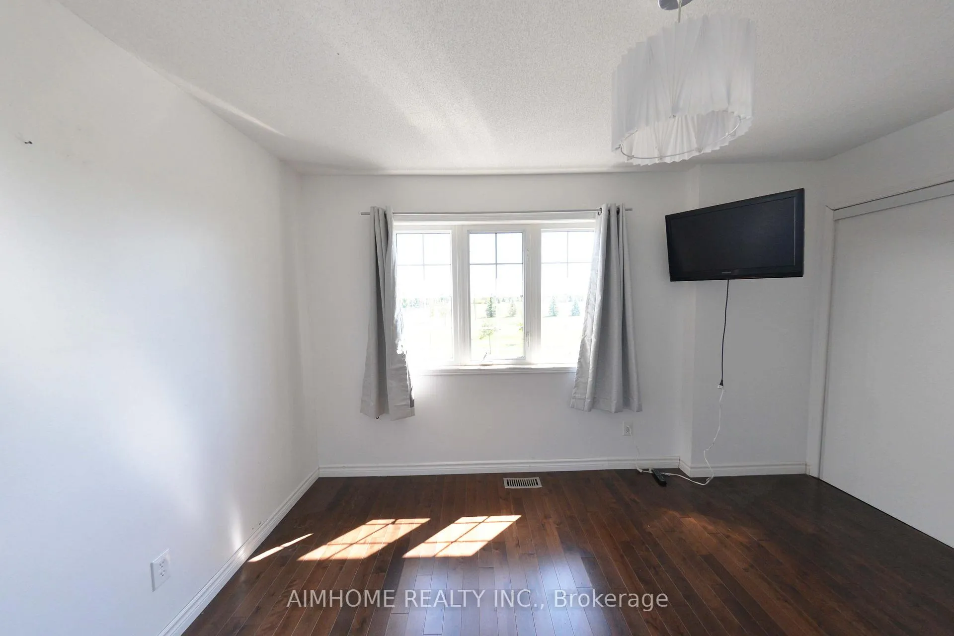 Photo 9 of 977 Kennedy Circle N, Milton, Coates — HOMEH