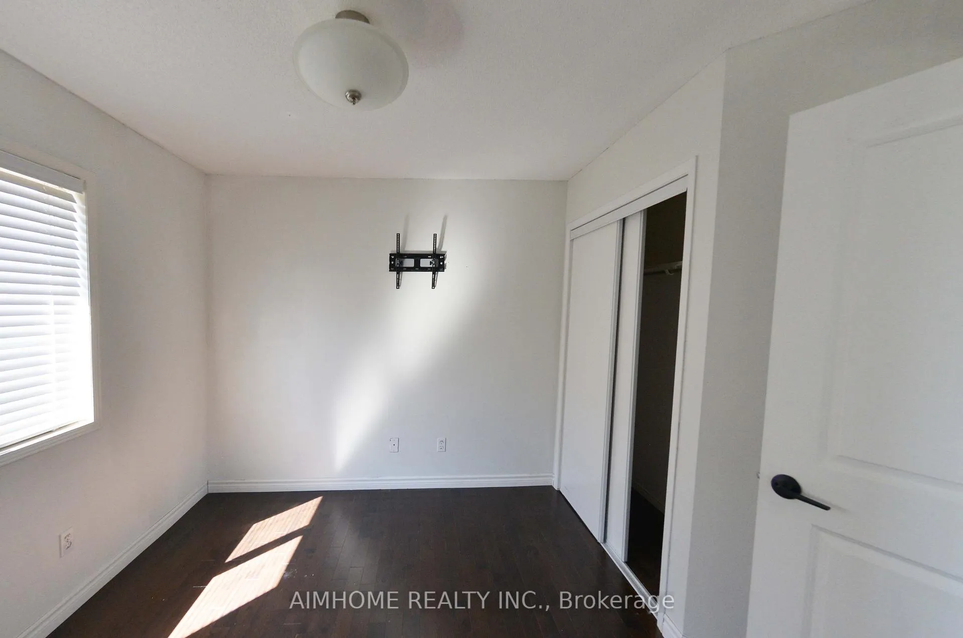 Photo 10 of 977 Kennedy Circle N, Milton, Coates — HOMEH