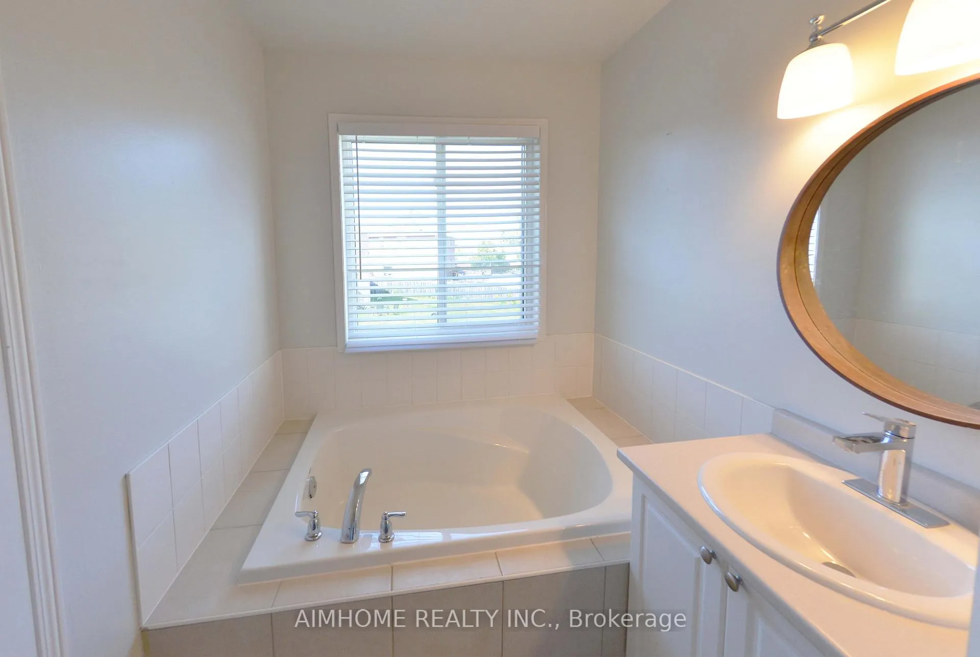 Photo 16 of 977 Kennedy Circle N, Milton, Coates — HOMEH