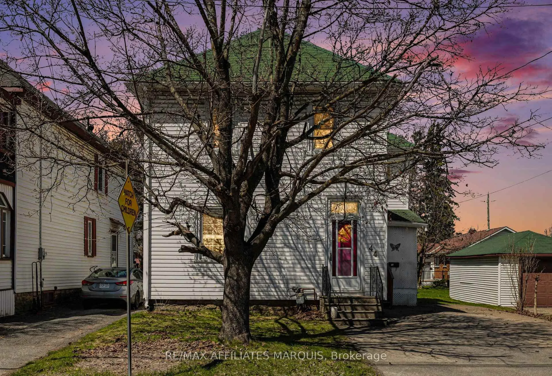 Photo 2 of 44 Cornelia Street E, Smiths Falls — HOMEH
