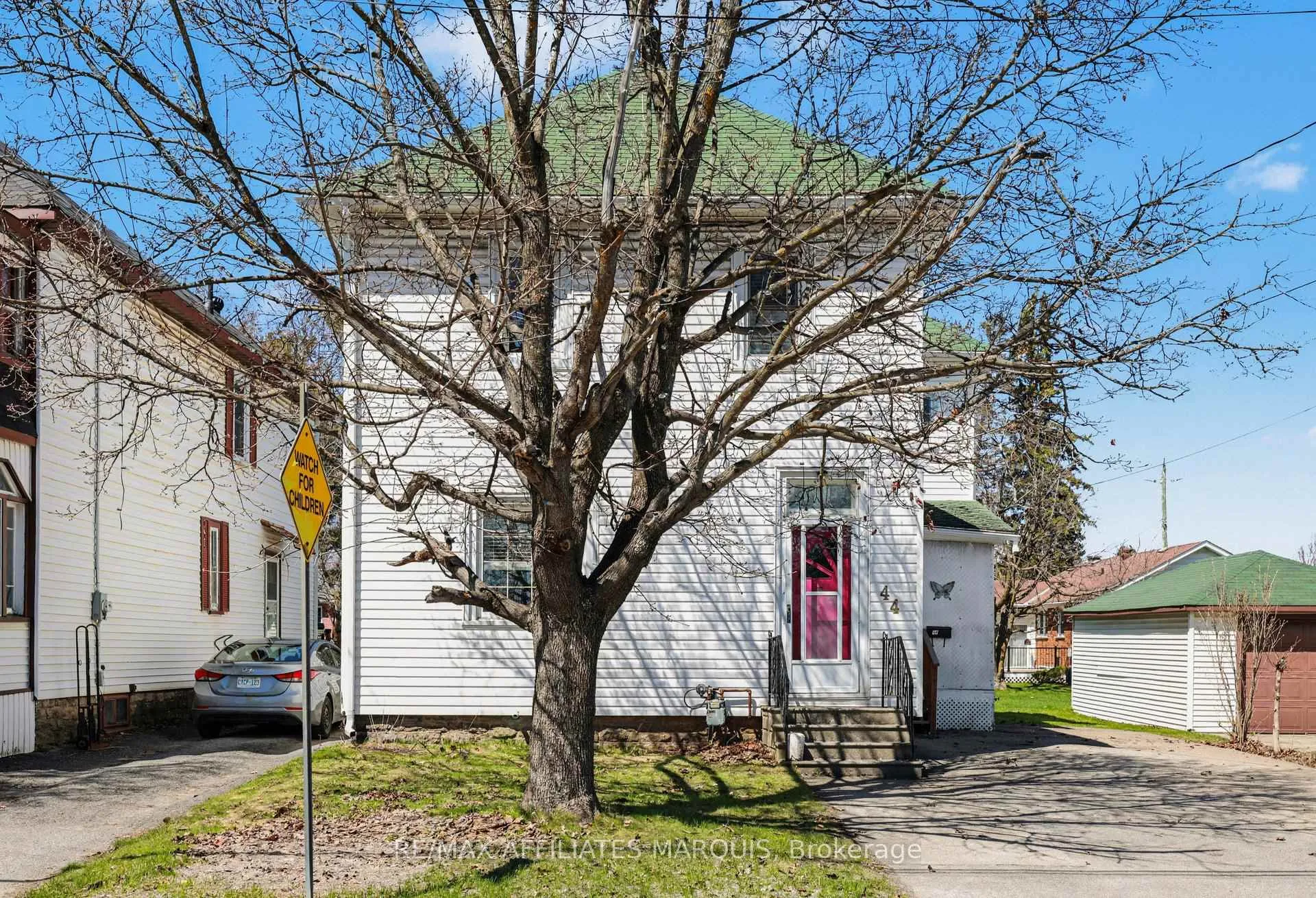 Photo 3 of 44 Cornelia Street E, Smiths Falls — HOMEH