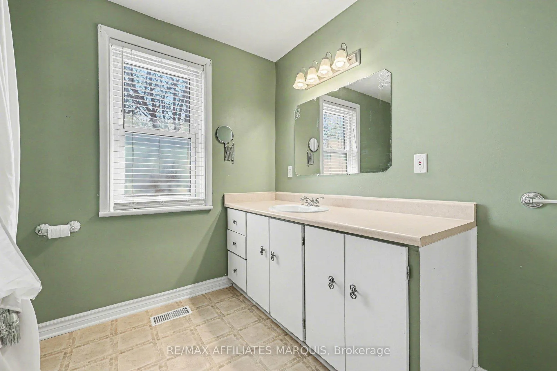 Photo 31 of 44 Cornelia Street E, Smiths Falls — HOMEH