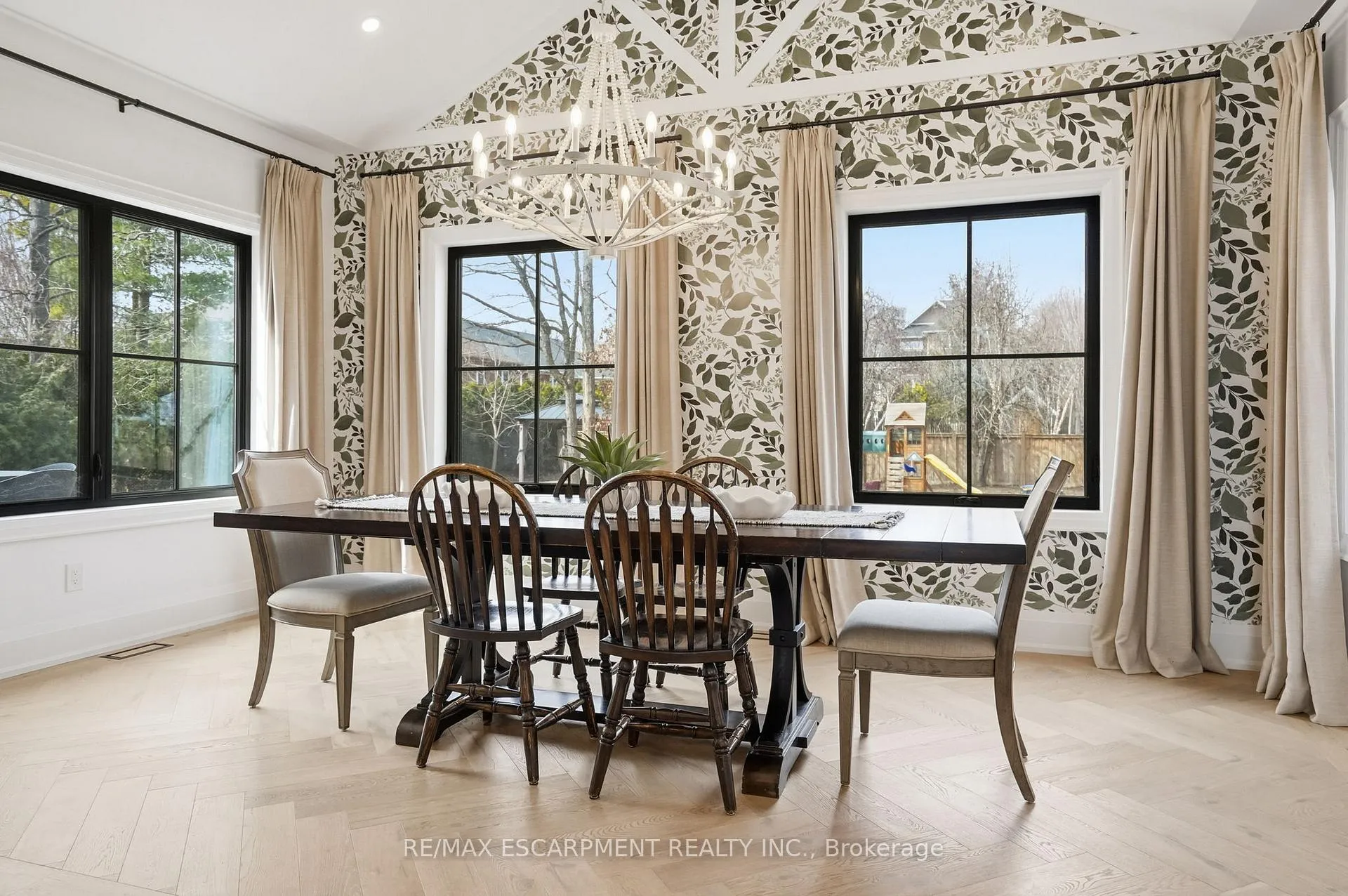Photo 10 of 136 Rockcliffe Road, Hamilton, Waterdown — HOMEH