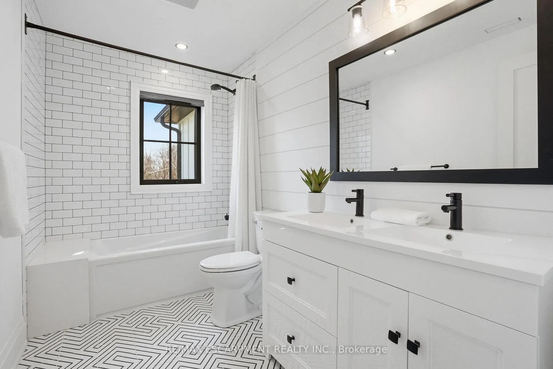 Photo 38 of 136 Rockcliffe Road, Hamilton, Waterdown — HOMEH