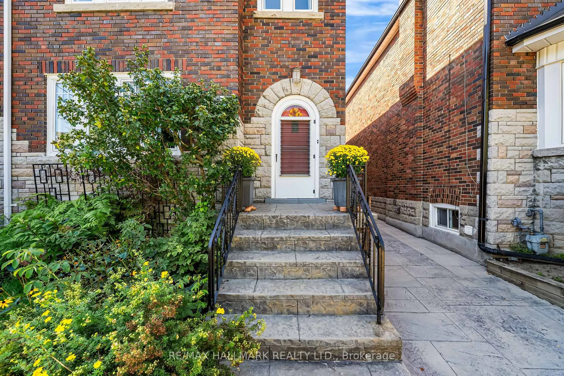 Photo 2 of 814 Duplex Avenue, Toronto, Lawrence Park South — HOMEH