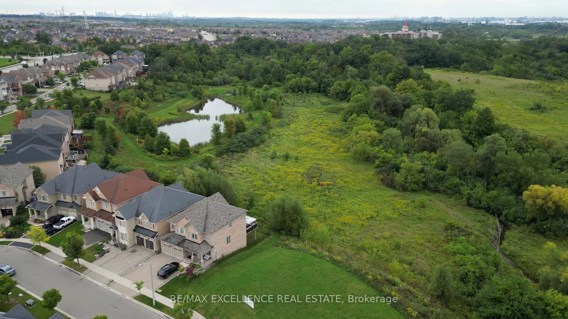 Photo 3 of 26 Fahey Drive, Brampton, Bram West — HOMEH