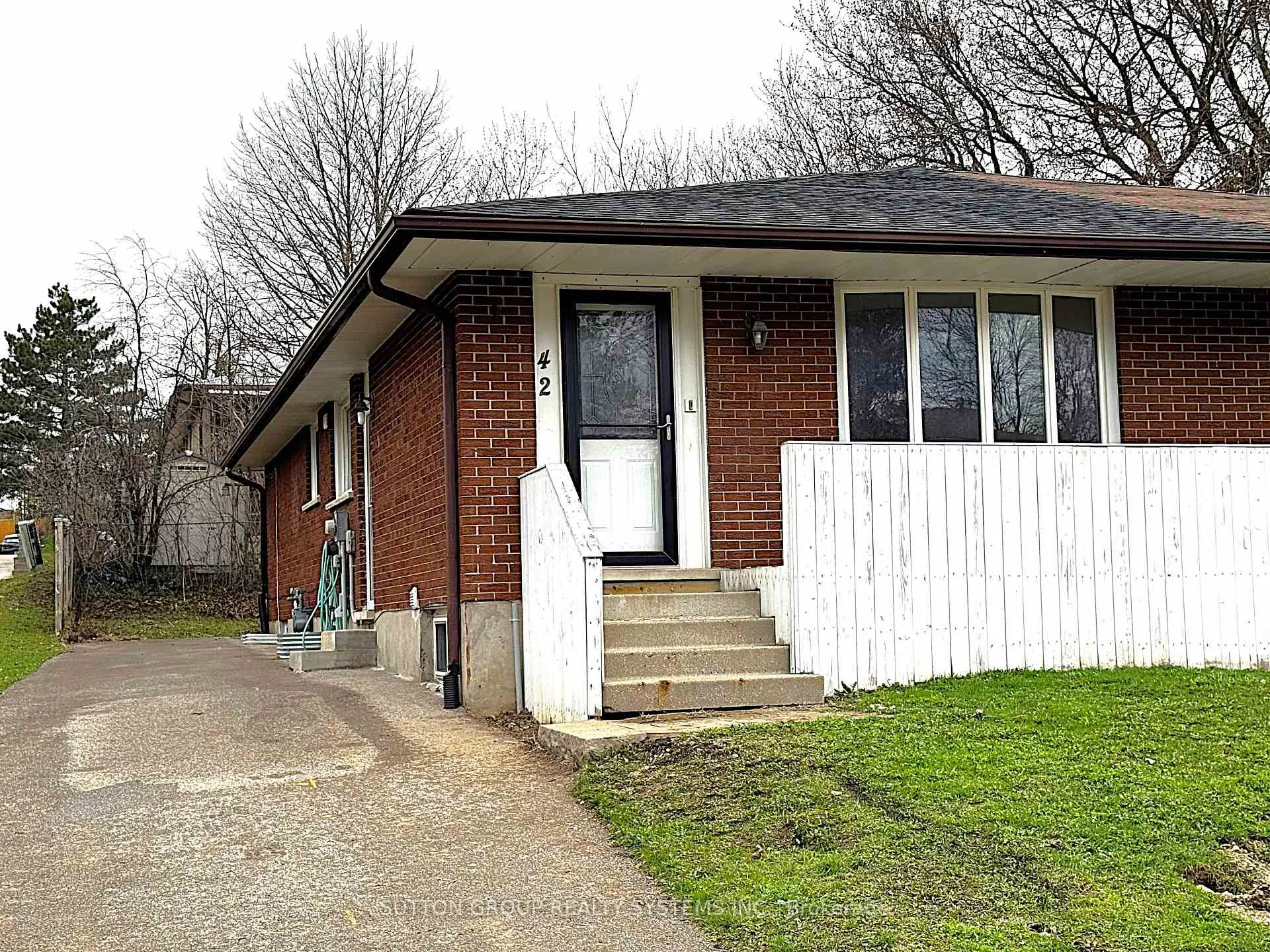 Photo 2 of 42 Ingleside Drive, Kitchener — HOMEH