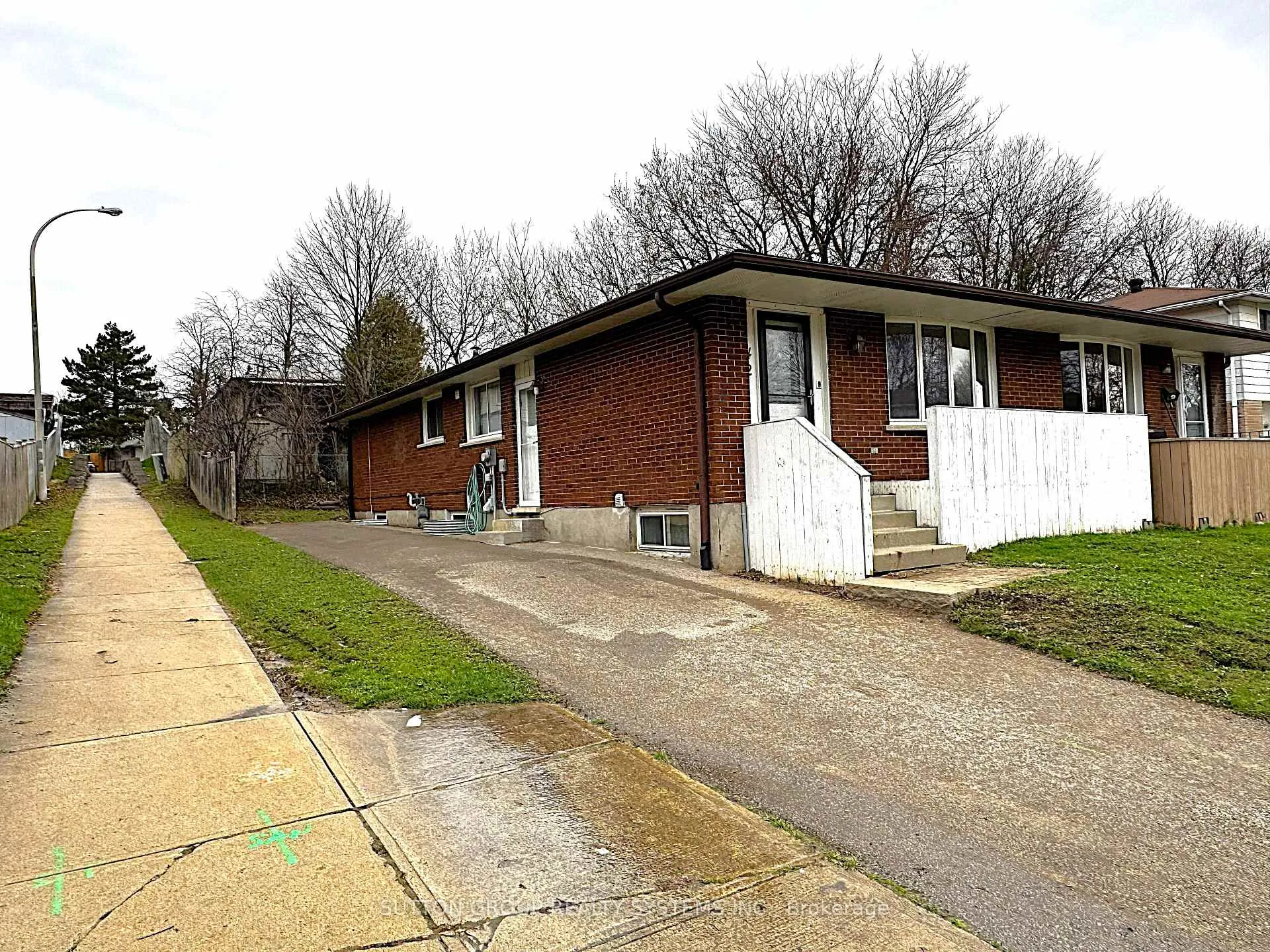 Photo 3 of 42 Ingleside Drive, Kitchener — HOMEH