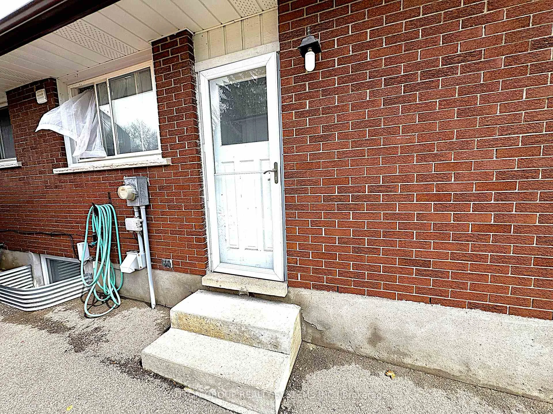 Photo 4 of 42 Ingleside Drive, Kitchener — HOMEH