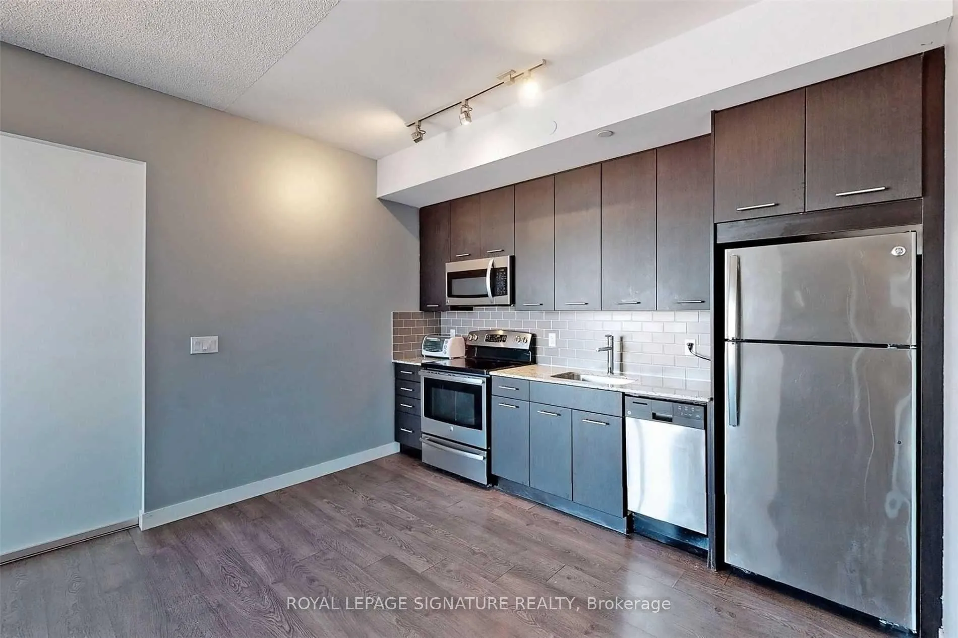 Photo 6 of Unit 807, 2055 Danforth Avenue, Toronto, Woodbine Corridor — HOMEH