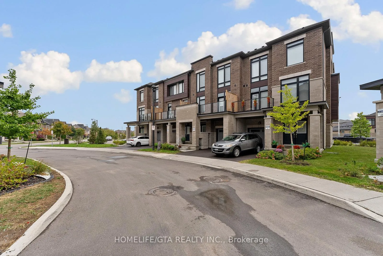 Photo 1 of 7 Holyrood Crescent, Vaughan, Kleinburg — HOMEH