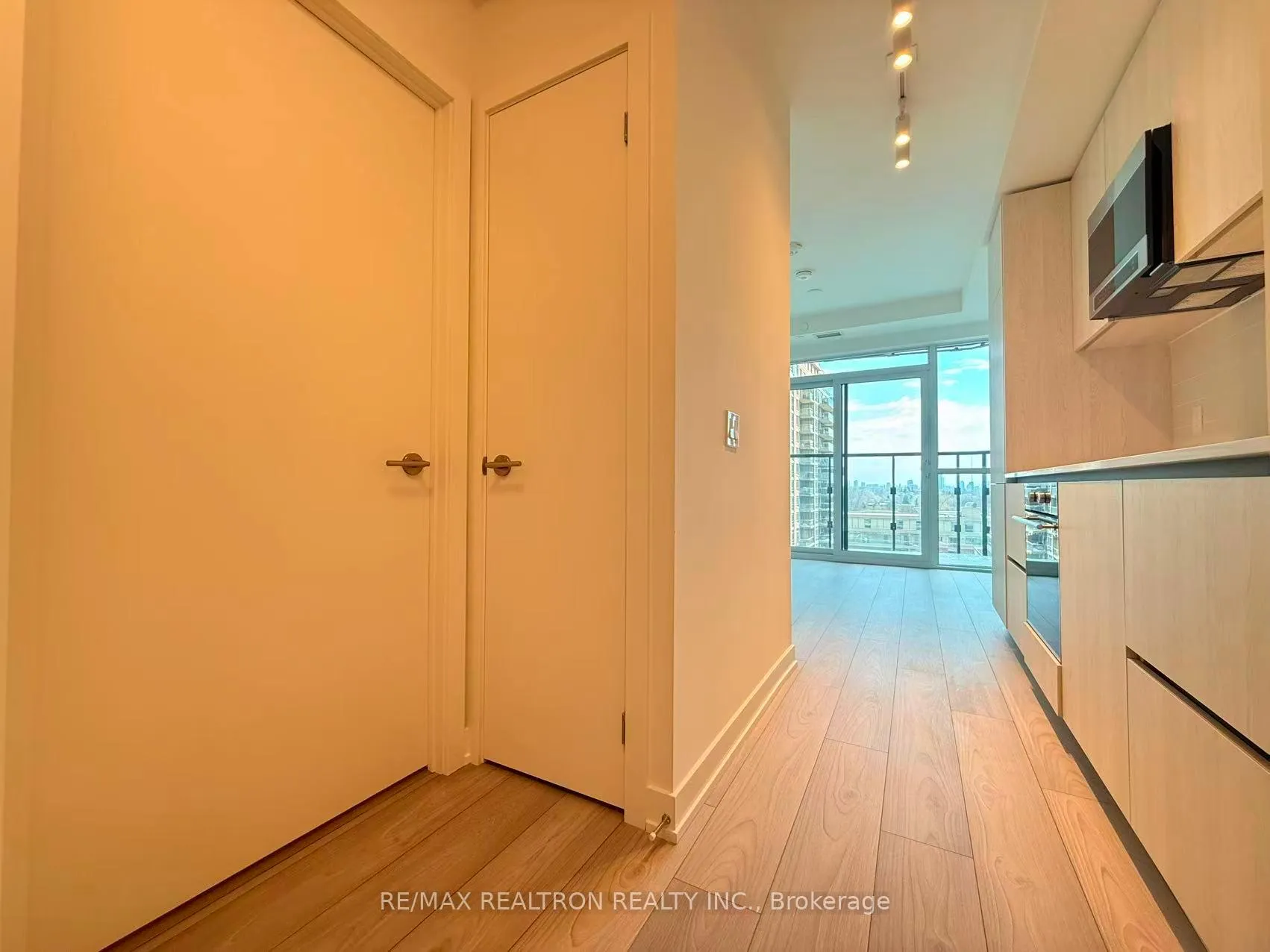 Photo 5 of Unit 711, 110 Broadway Avenue, Toronto, Mount Pleasant West — HOMEH