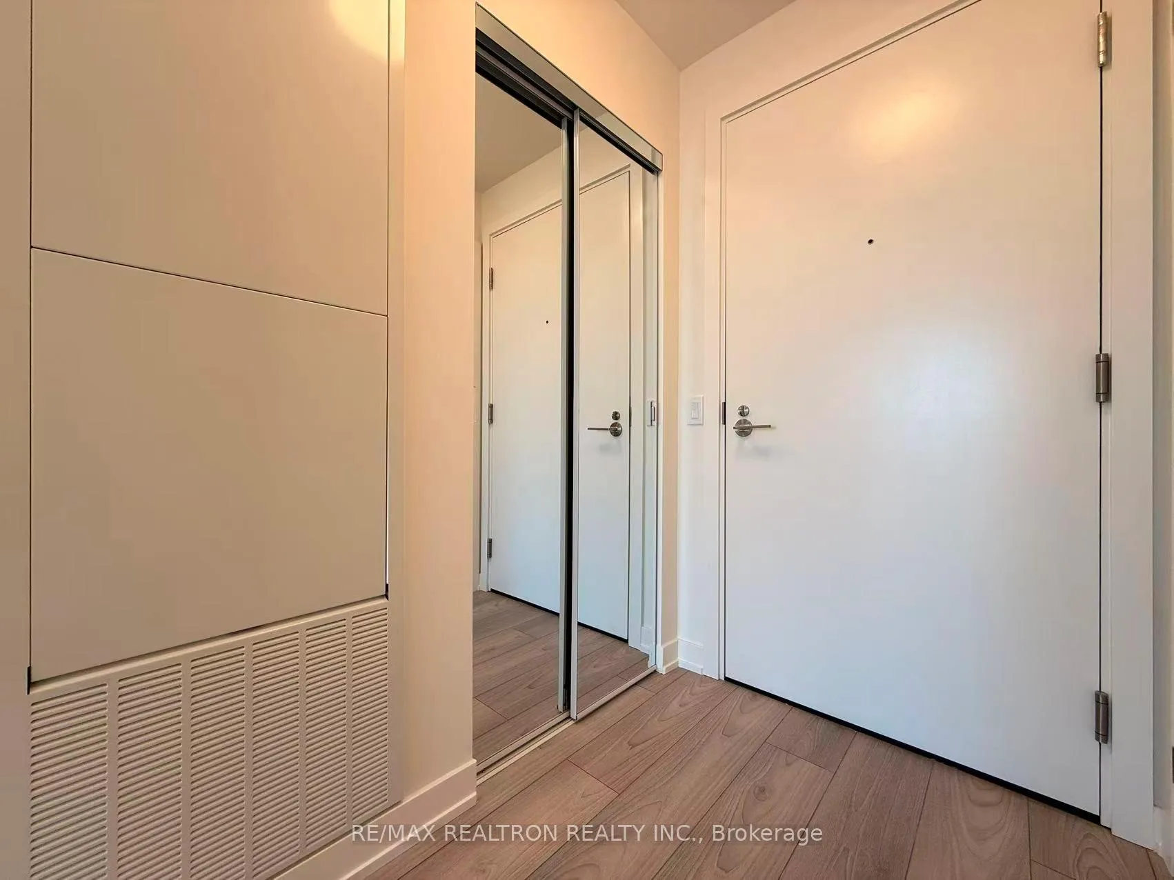 Photo 6 of Unit 711, 110 Broadway Avenue, Toronto, Mount Pleasant West — HOMEH