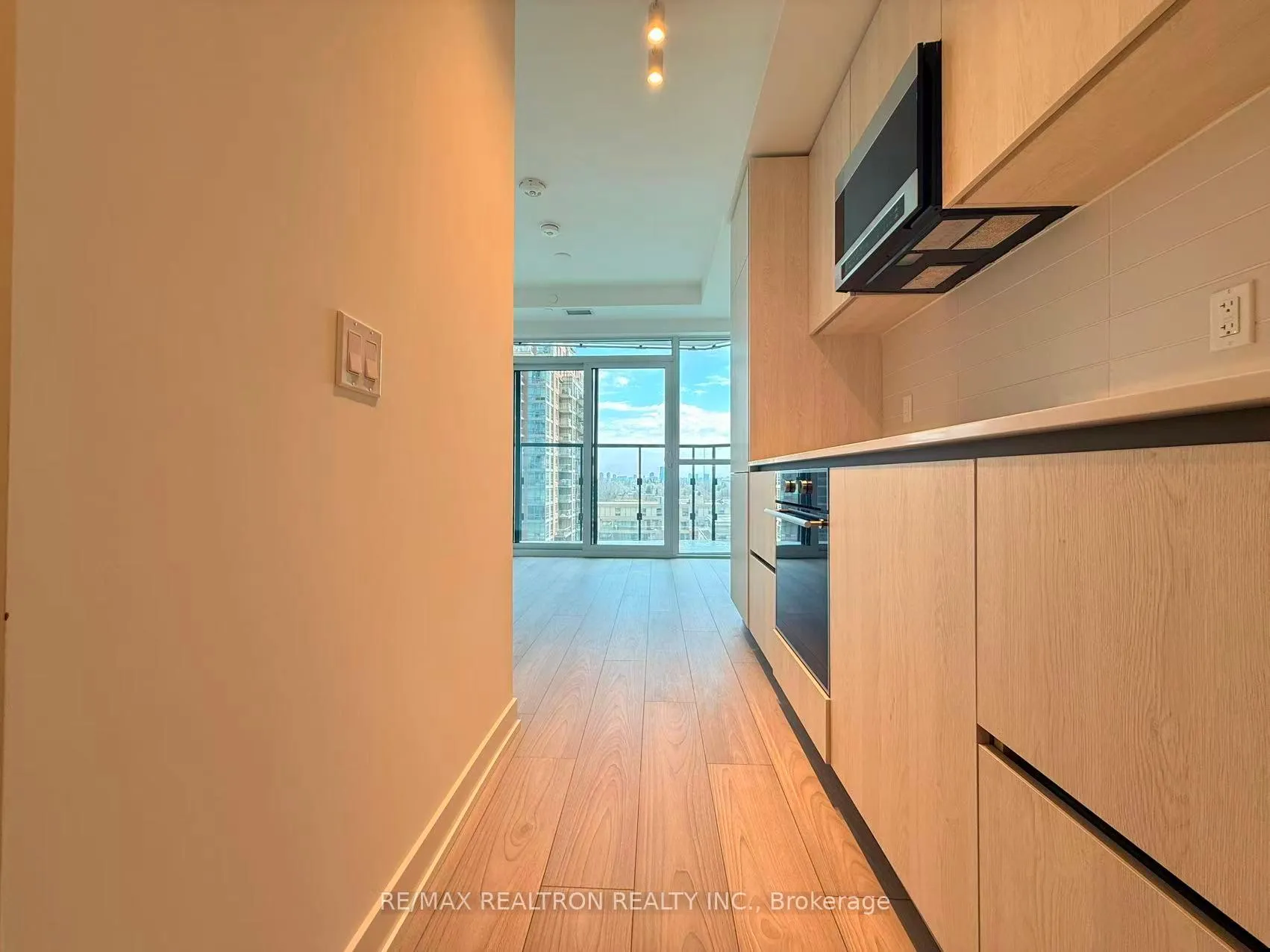 Photo 7 of Unit 711, 110 Broadway Avenue, Toronto, Mount Pleasant West — HOMEH