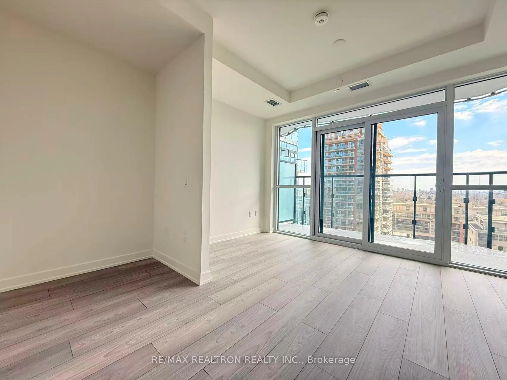 Photo 14 of Unit 711, 110 Broadway Avenue, Toronto, Mount Pleasant West — HOMEH