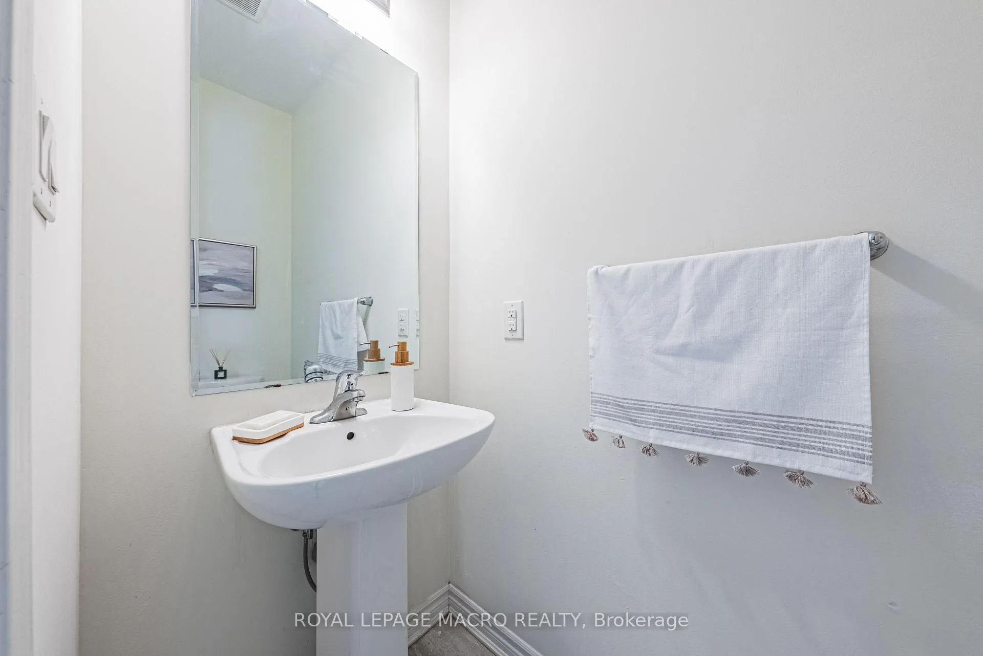 Photo 9 of 728 Kennedy Circle W, Milton, Cobban — HOMEH