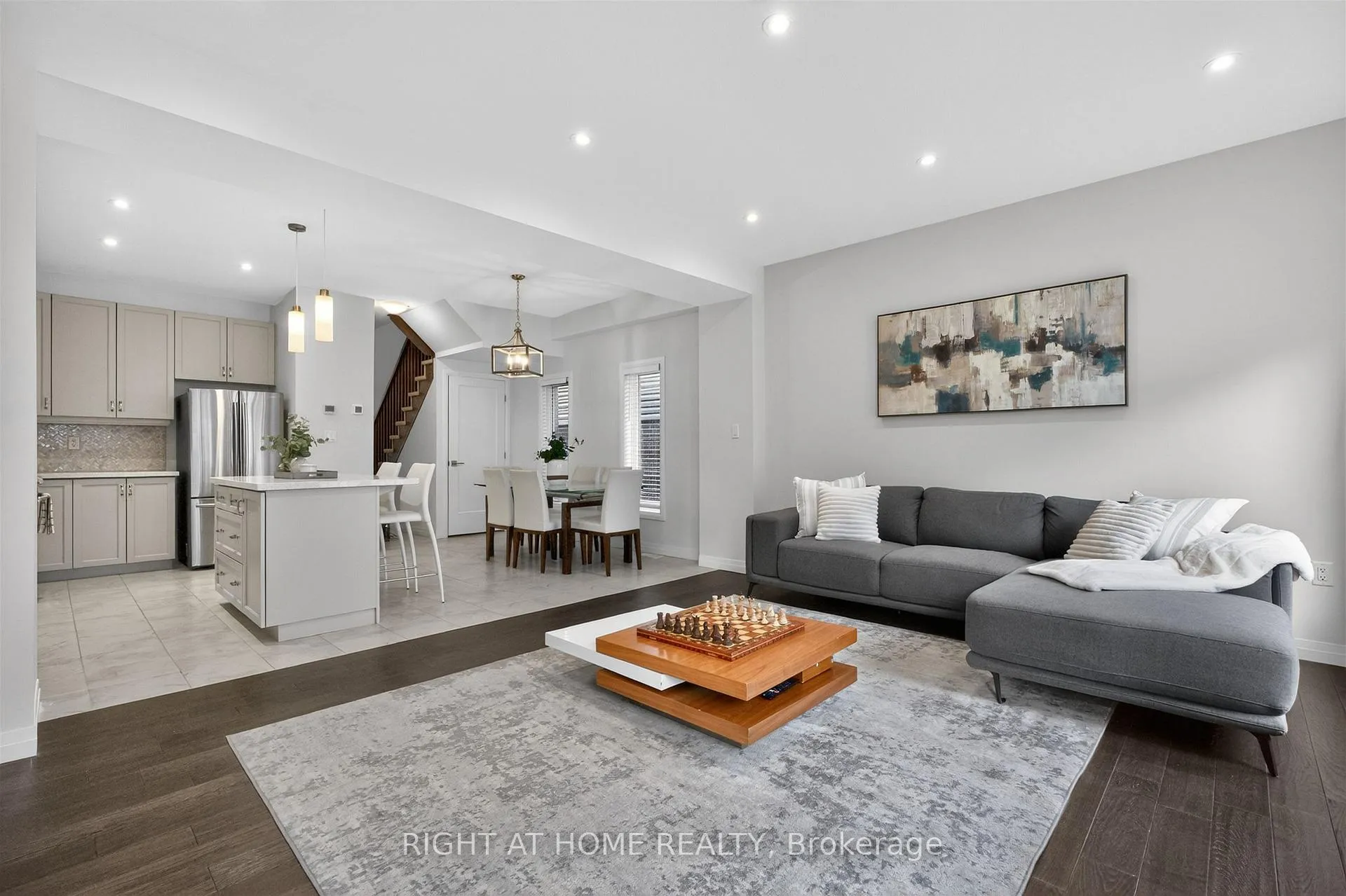 Photo 4 of 26 Greenwich Avenue, Hamilton, Stoney Creek Mountain — HOMEH