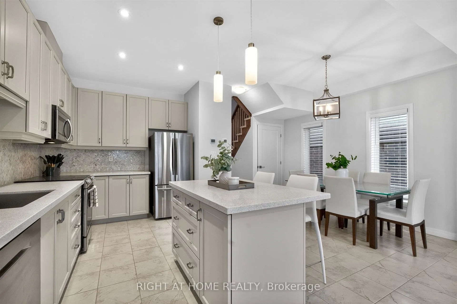 Photo 5 of 26 Greenwich Avenue, Hamilton, Stoney Creek Mountain — HOMEH