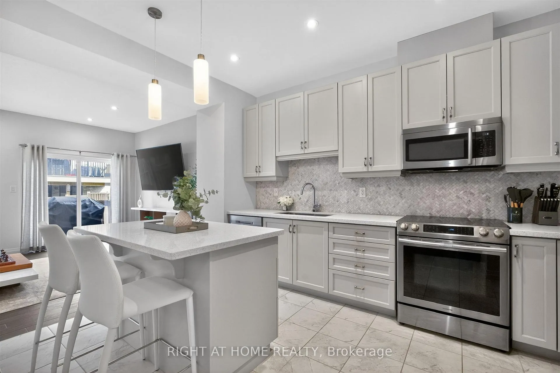Photo 6 of 26 Greenwich Avenue, Hamilton, Stoney Creek Mountain — HOMEH