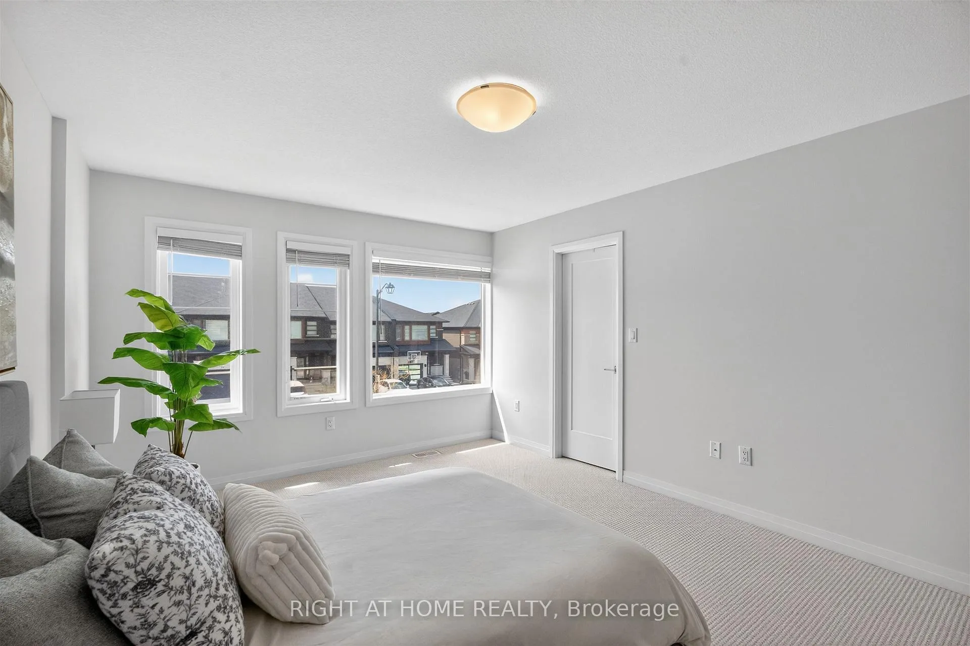 Photo 8 of 26 Greenwich Avenue, Hamilton, Stoney Creek Mountain — HOMEH