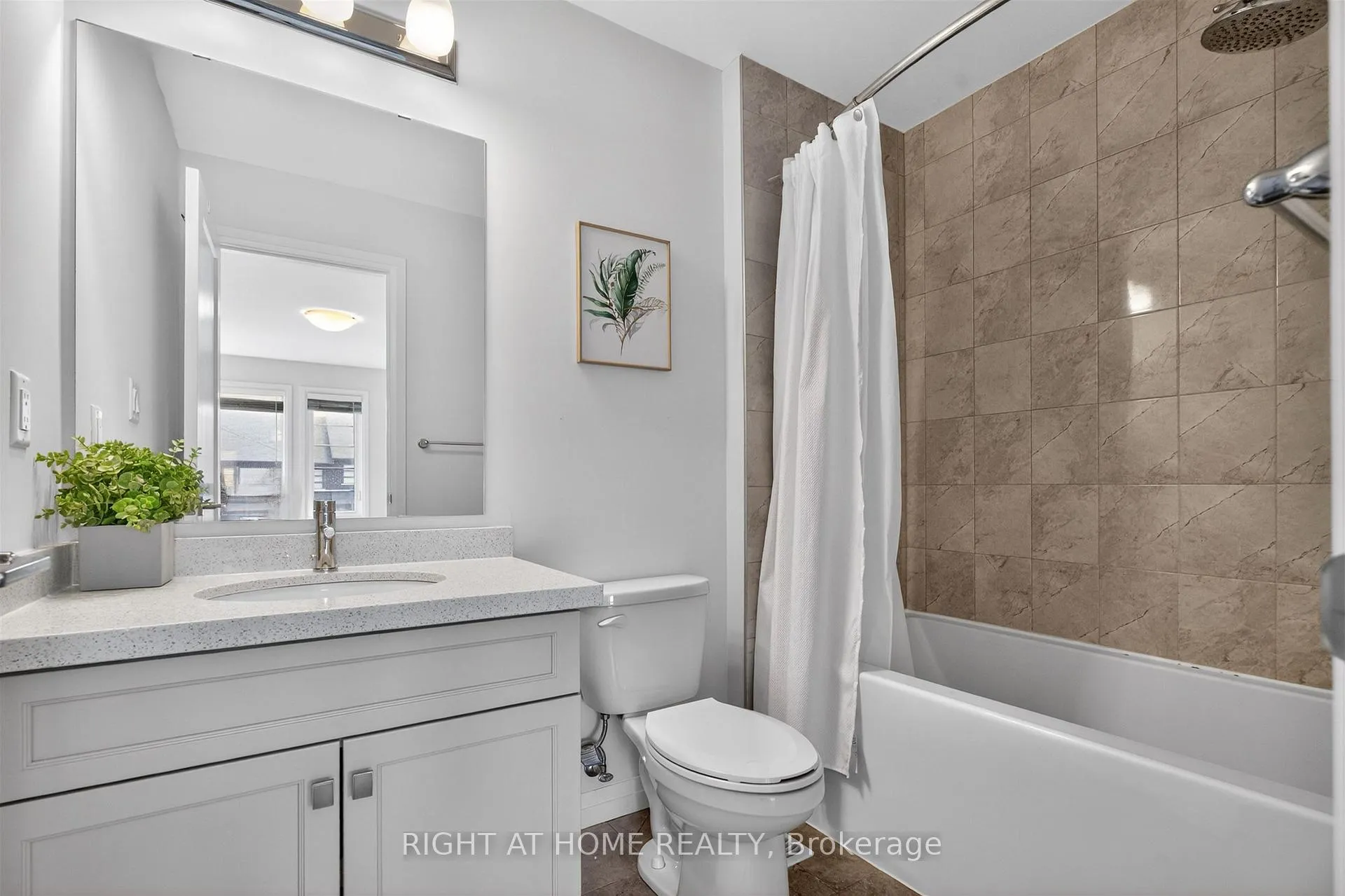 Photo 10 of 26 Greenwich Avenue, Hamilton, Stoney Creek Mountain — HOMEH