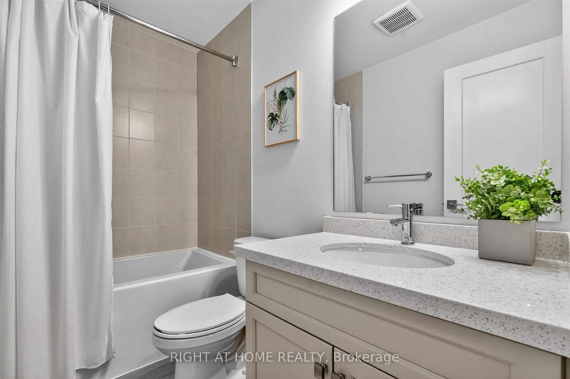 Photo 14 of 26 Greenwich Avenue, Hamilton, Stoney Creek Mountain — HOMEH