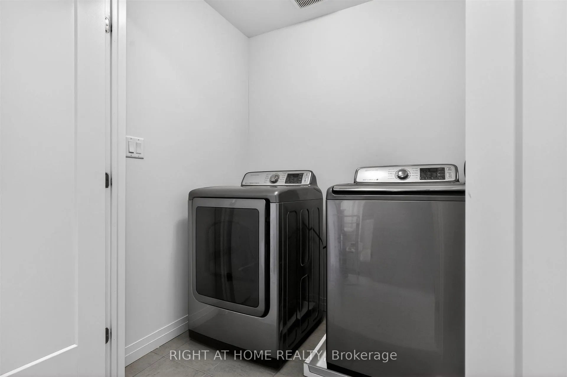 Photo 15 of 26 Greenwich Avenue, Hamilton, Stoney Creek Mountain — HOMEH