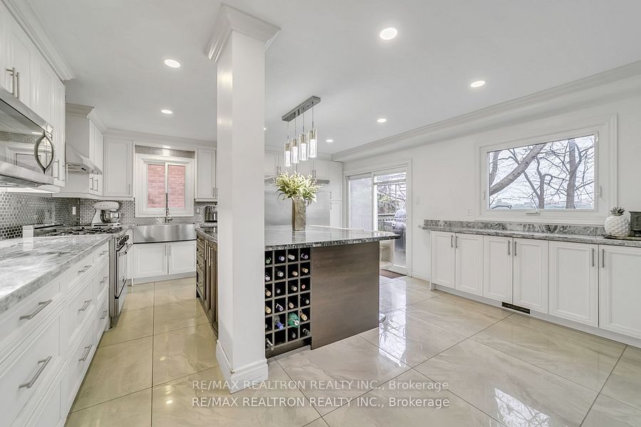 Photo 14 of 11 Trafalgar Square, Vaughan, Uplands — HOMEH