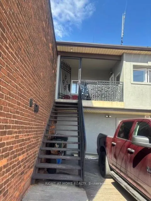 Front of Unit 2, 226 Kenilworth Avenue N