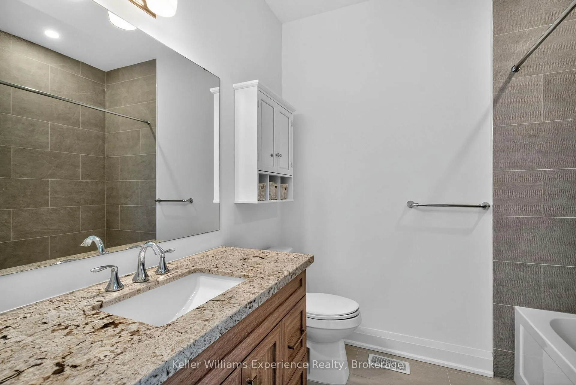 Photo 18 of 10 Danielle Crescent, Midland — HOMEH