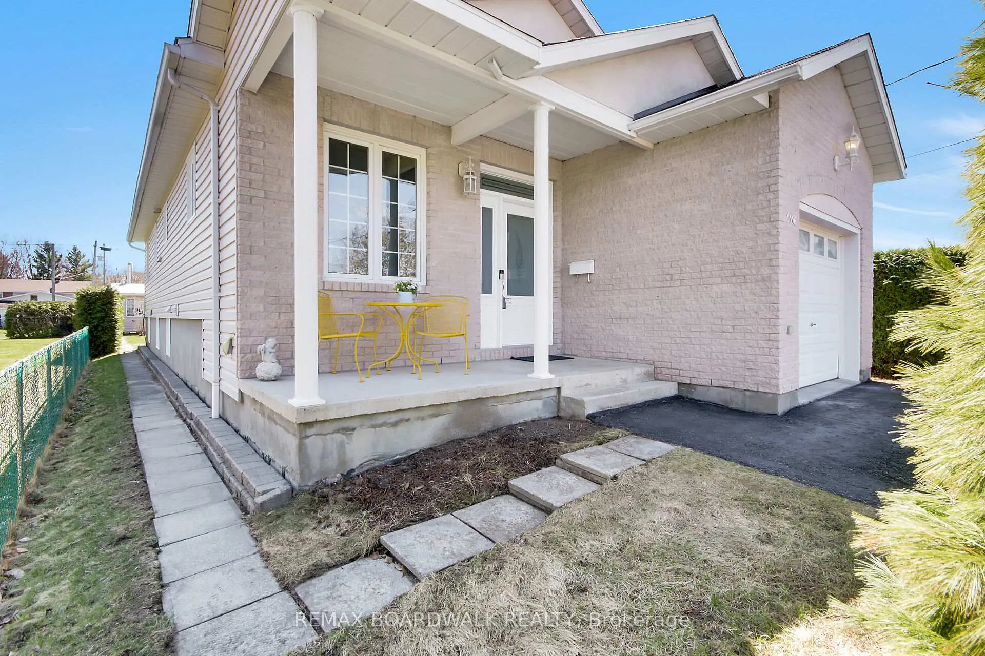 Photo 2 of 6658 Benoit Street, Ottawa, Chateauneuf — HOMEH