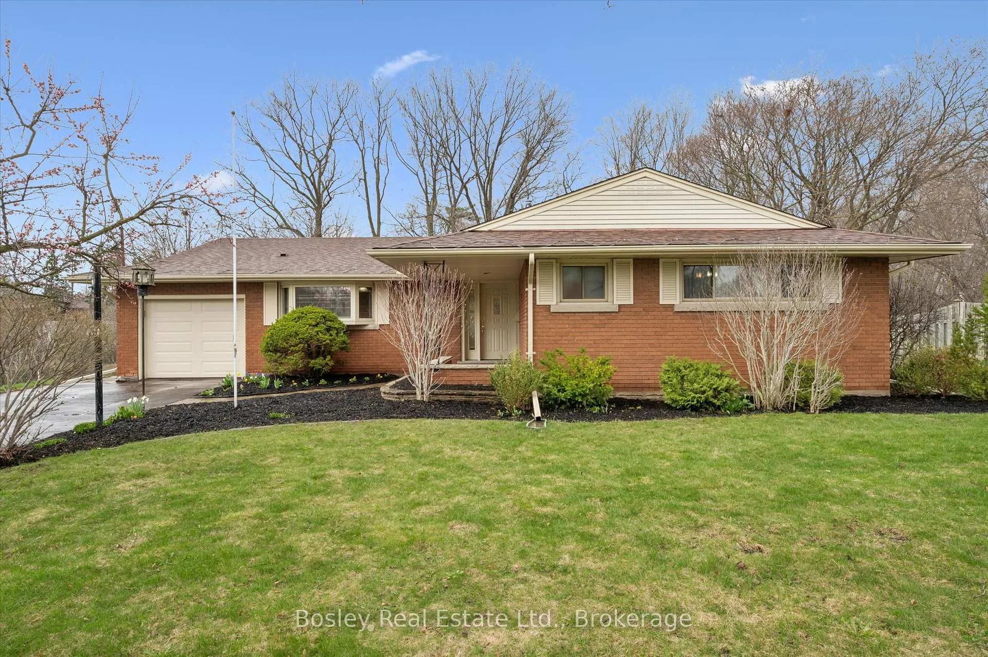 Photo 1 of 30 Stonybrook Drive, Kitchener — HOMEH