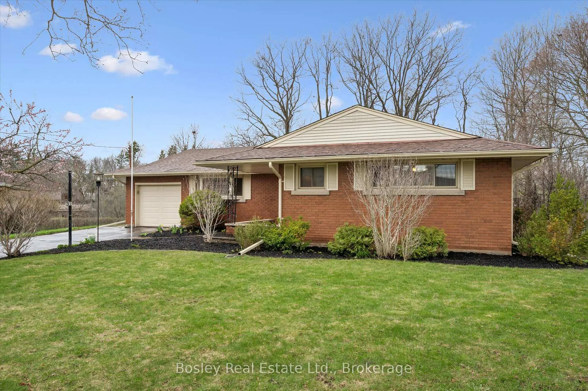 Photo 2 of 30 Stonybrook Drive, Kitchener — HOMEH