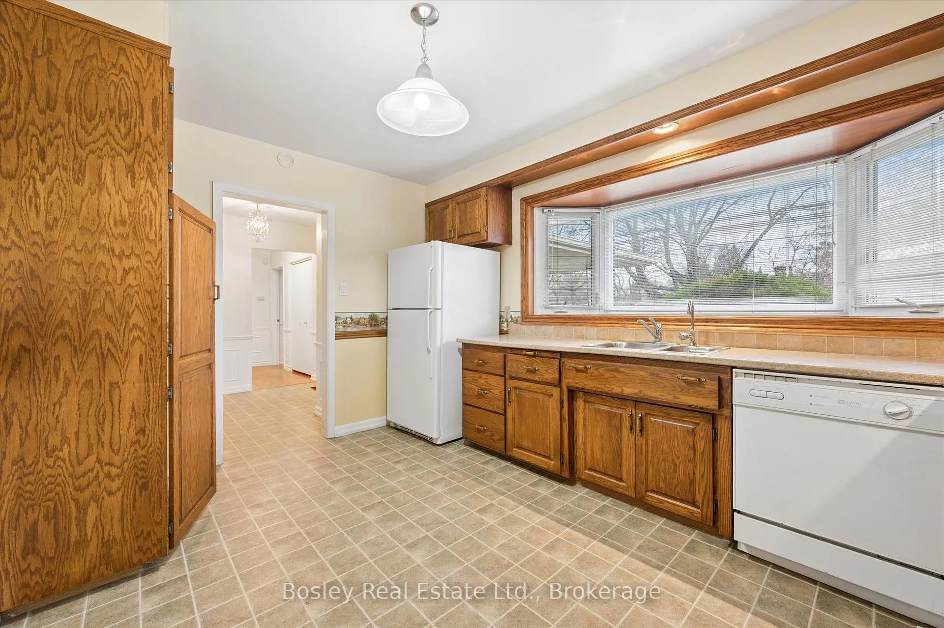 Photo 10 of 30 Stonybrook Drive, Kitchener — HOMEH
