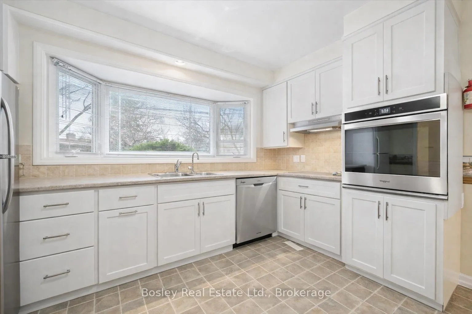 Photo 11 of 30 Stonybrook Drive, Kitchener — HOMEH