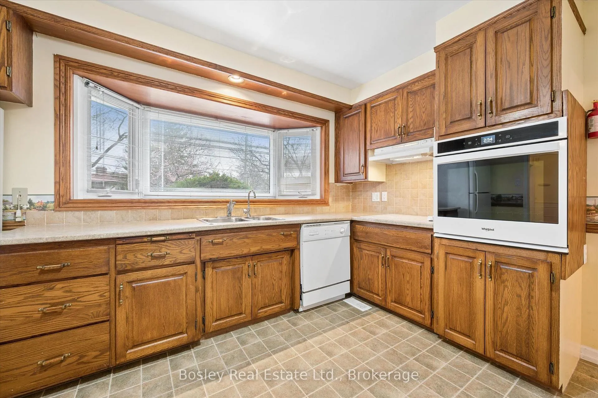 Photo 12 of 30 Stonybrook Drive, Kitchener — HOMEH