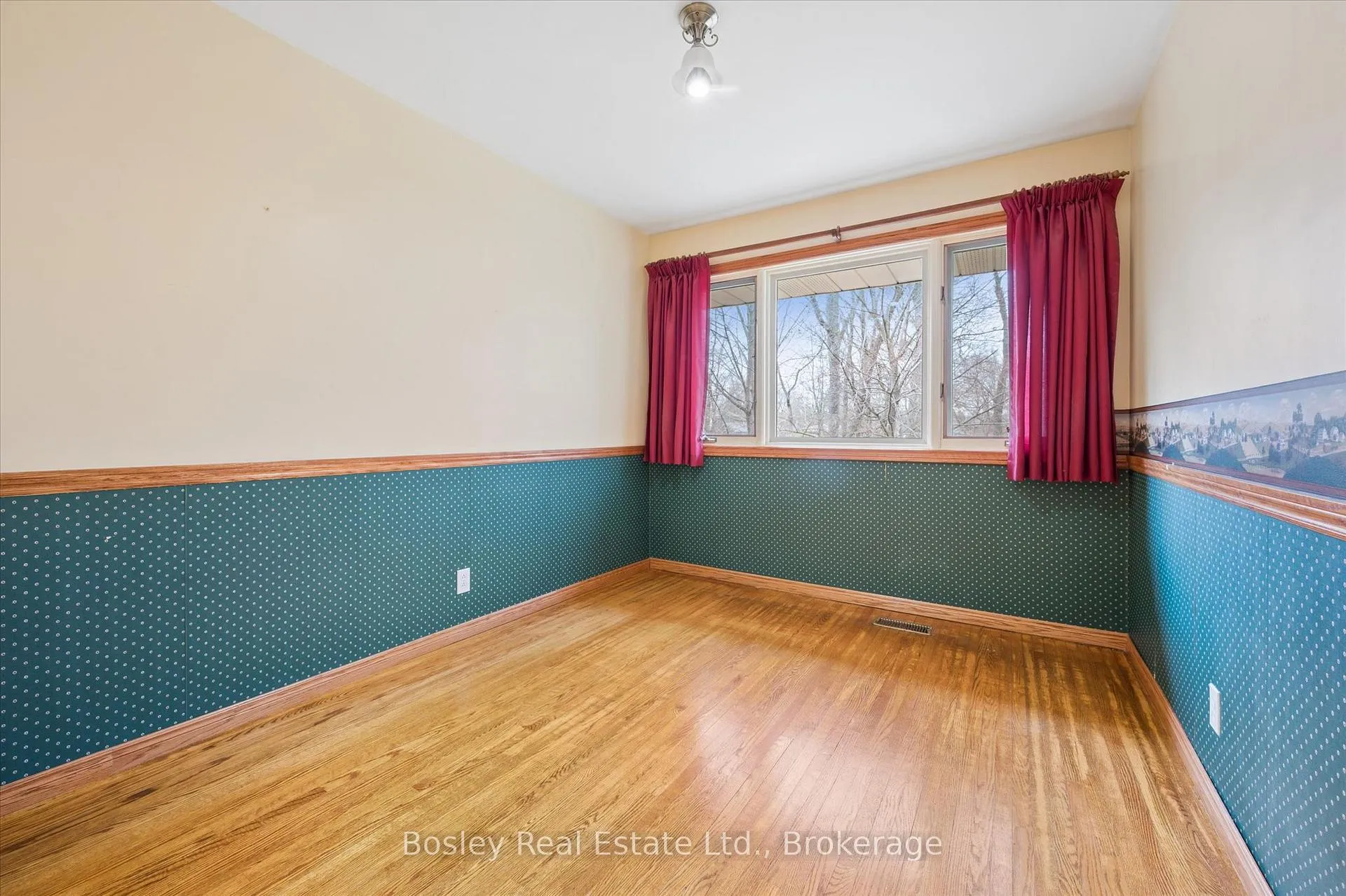 Photo 14 of 30 Stonybrook Drive, Kitchener — HOMEH