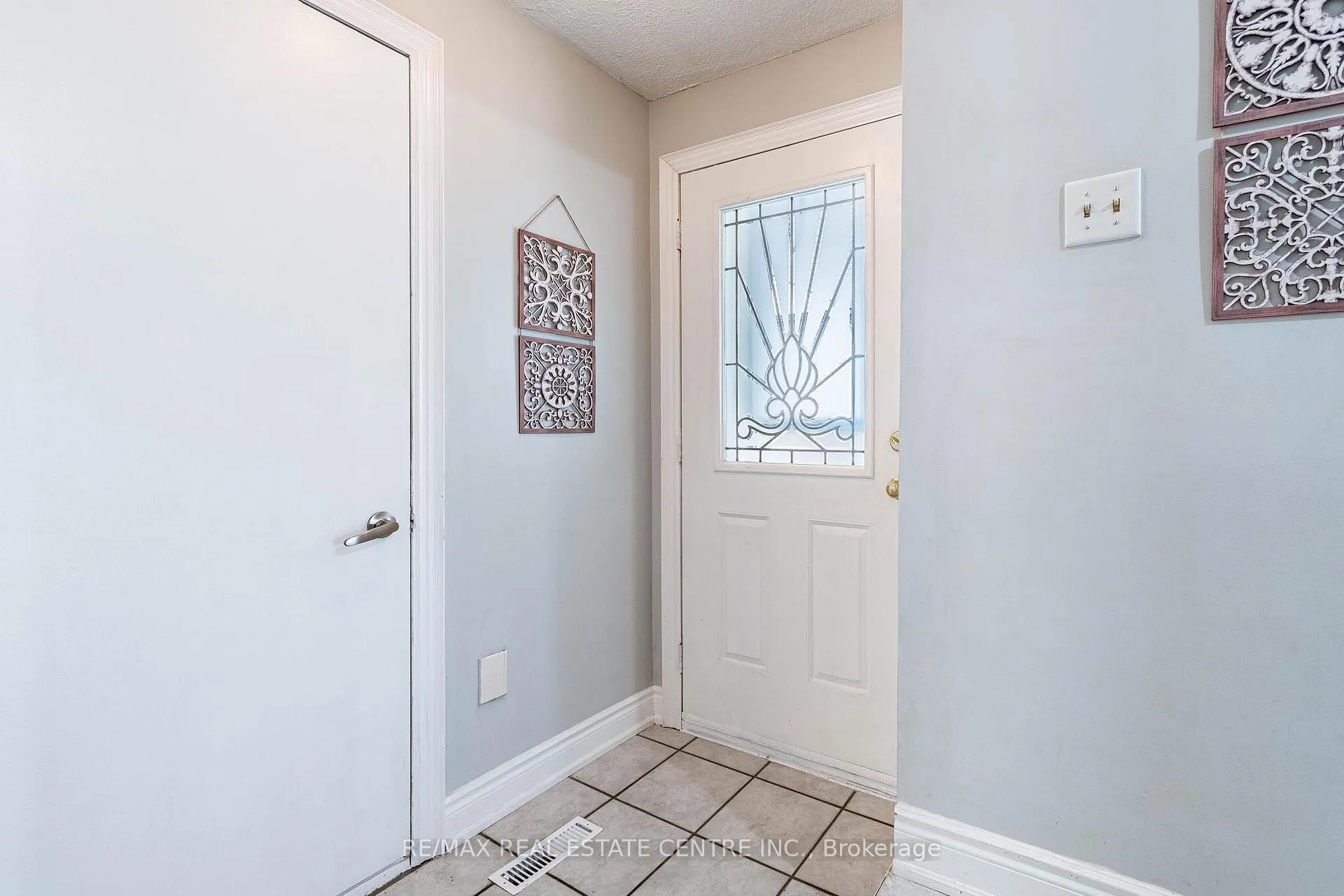 Photo 4 of 34 Berkshire Square, Brampton, Heart Lake East — HOMEH