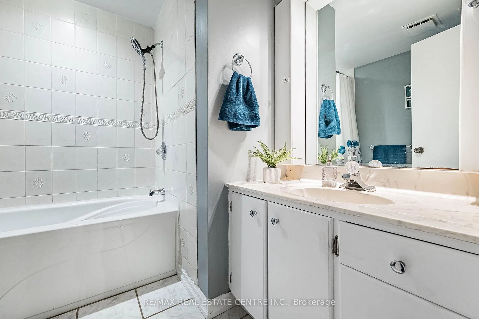 Photo 23 of 34 Berkshire Square, Brampton, Heart Lake East — HOMEH
