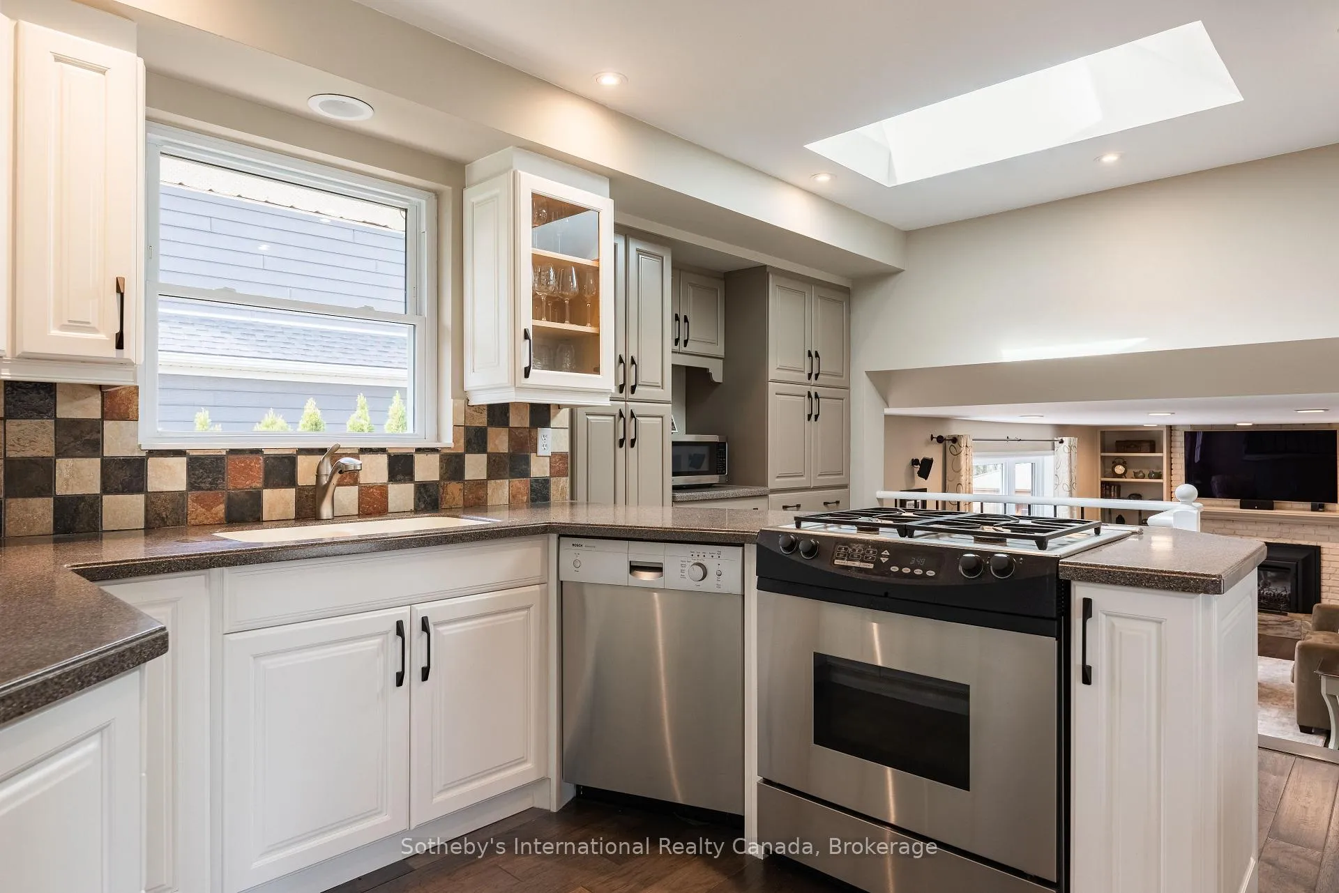 Photo 10 of 4151 Spruce Avenue, Burlington, Shoreacres — HOMEH