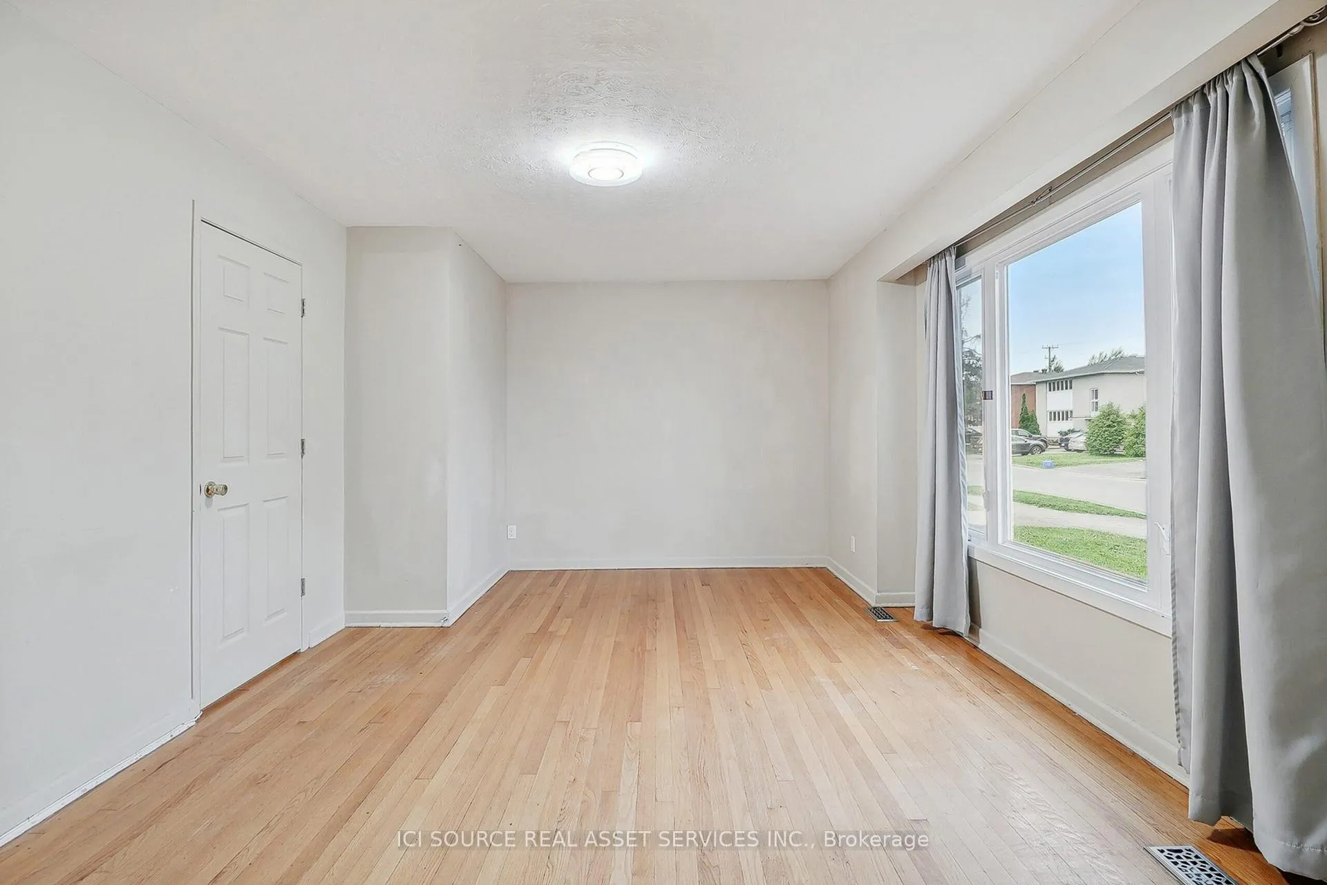 Photo 2 of 1391 Claymor Avenue, Ottawa, Carleton Square — HOMEH