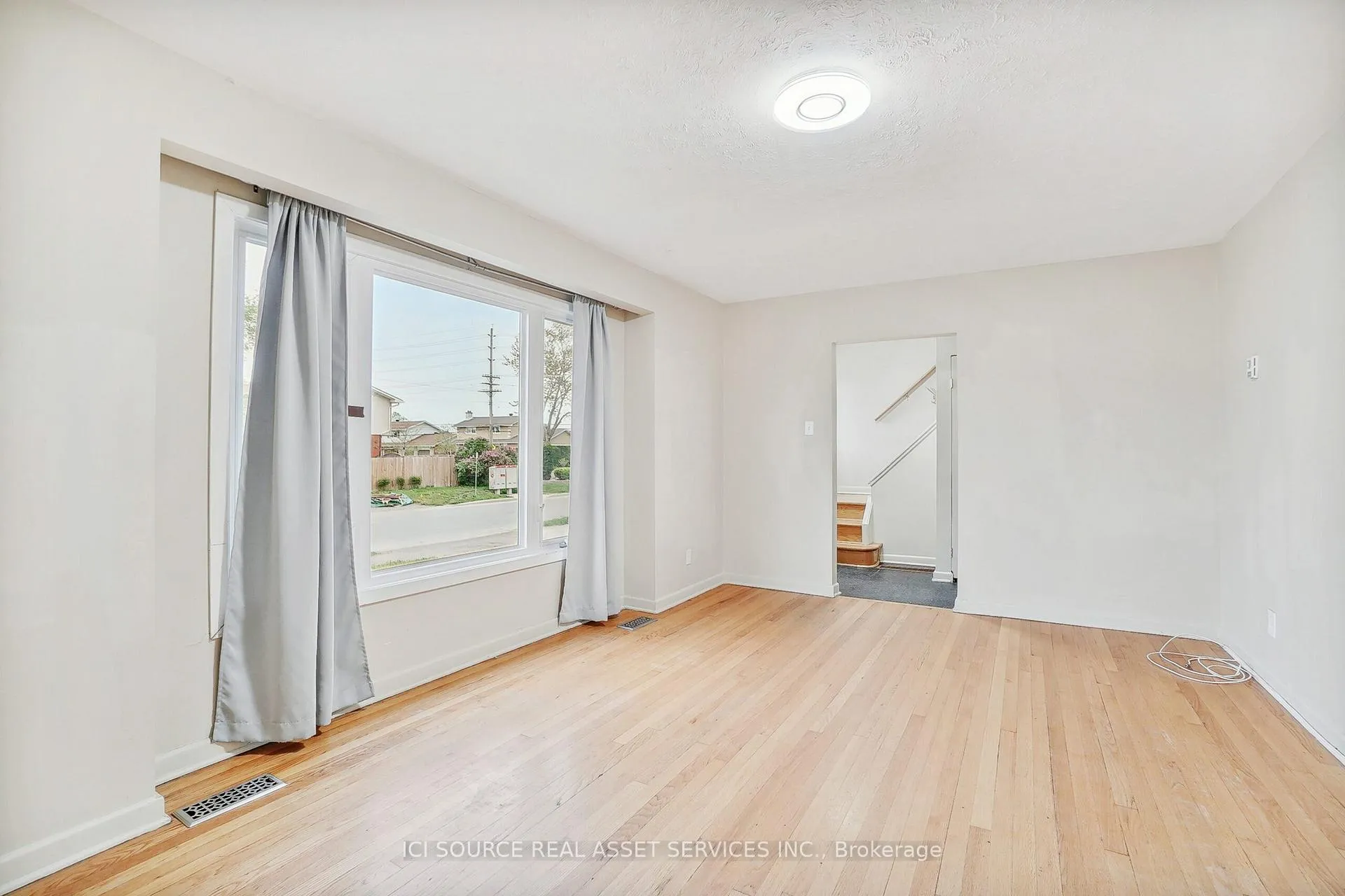Photo 3 of 1391 Claymor Avenue, Ottawa, Carleton Square — HOMEH