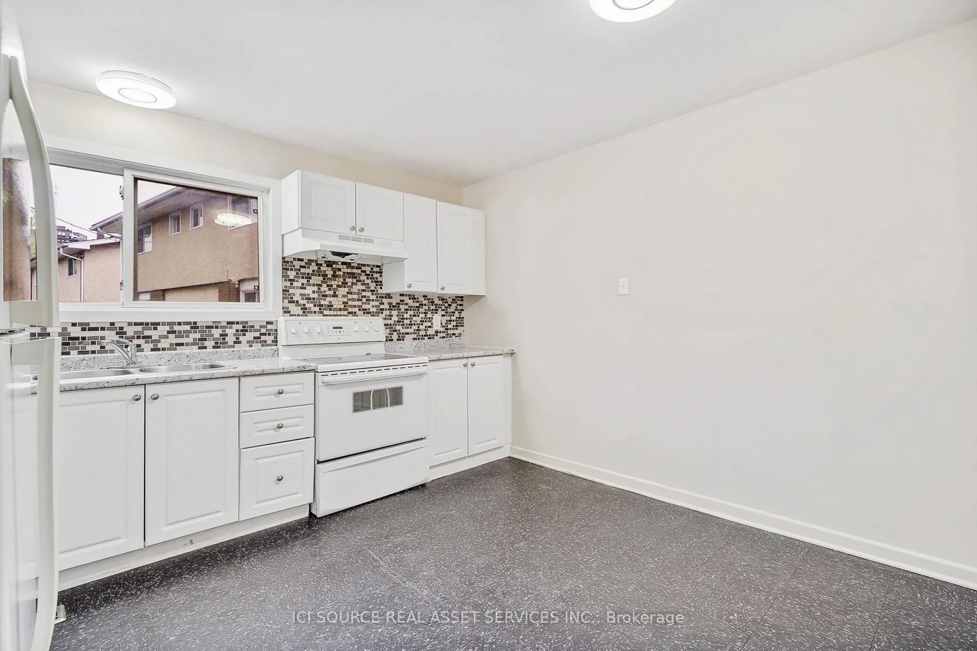 Photo 4 of 1391 Claymor Avenue, Ottawa, Carleton Square — HOMEH