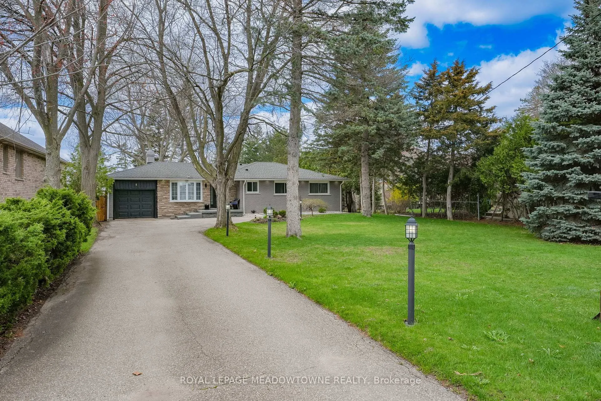 Photo 2 of 4 Chipper Court, Halton Hills, Georgetown — HOMEH