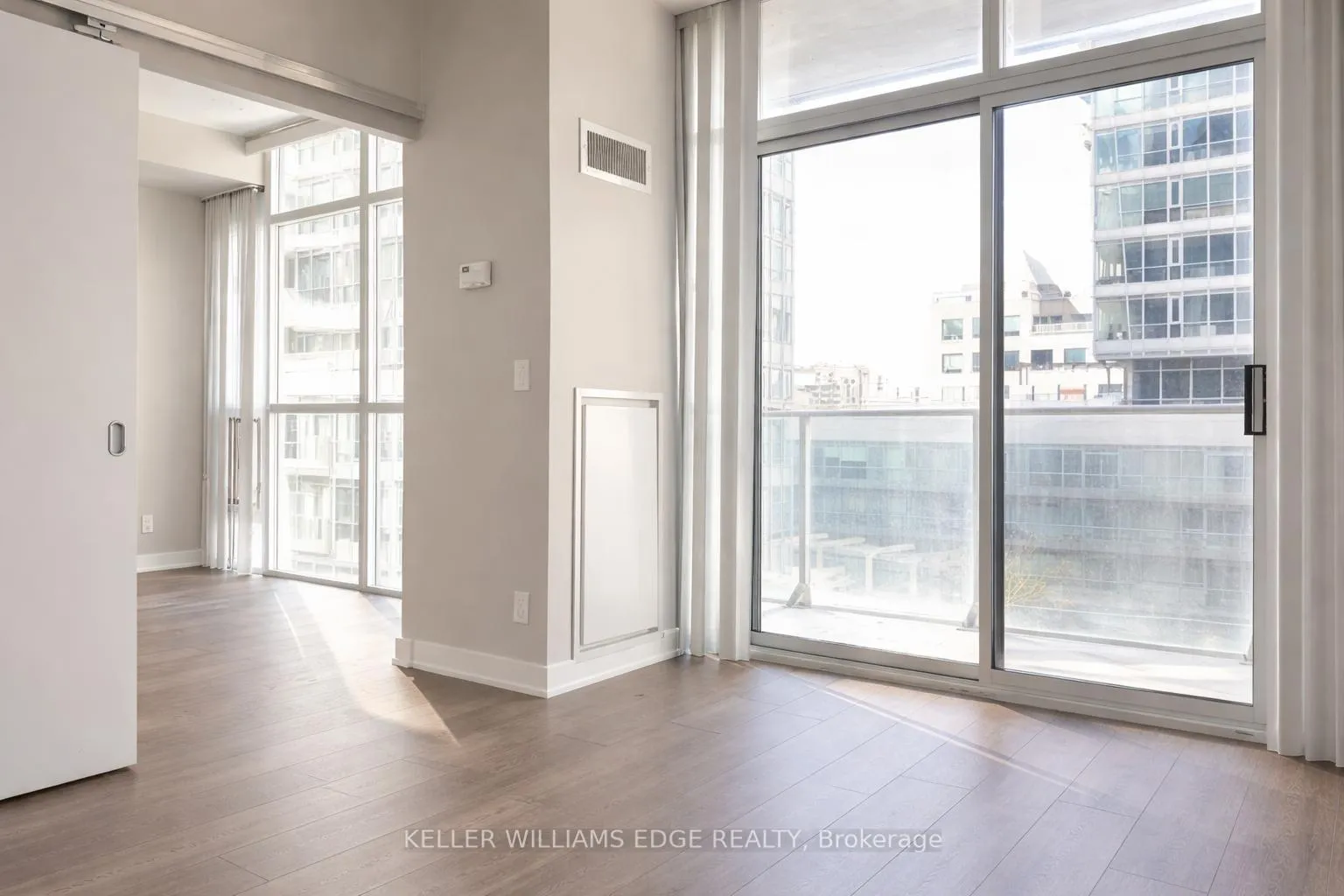 Photo 4 of Unit 1013, 21 Nelson Street, Toronto, Waterfront Communities — HOMEH