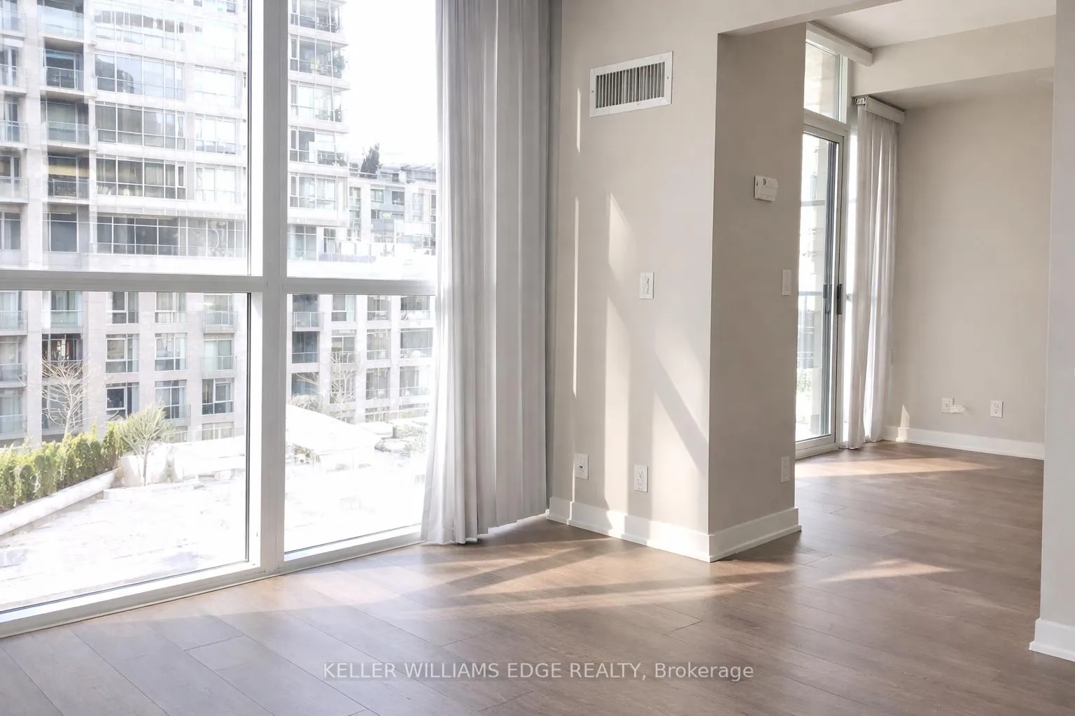 Photo 5 of Unit 1013, 21 Nelson Street, Toronto, Waterfront Communities — HOMEH
