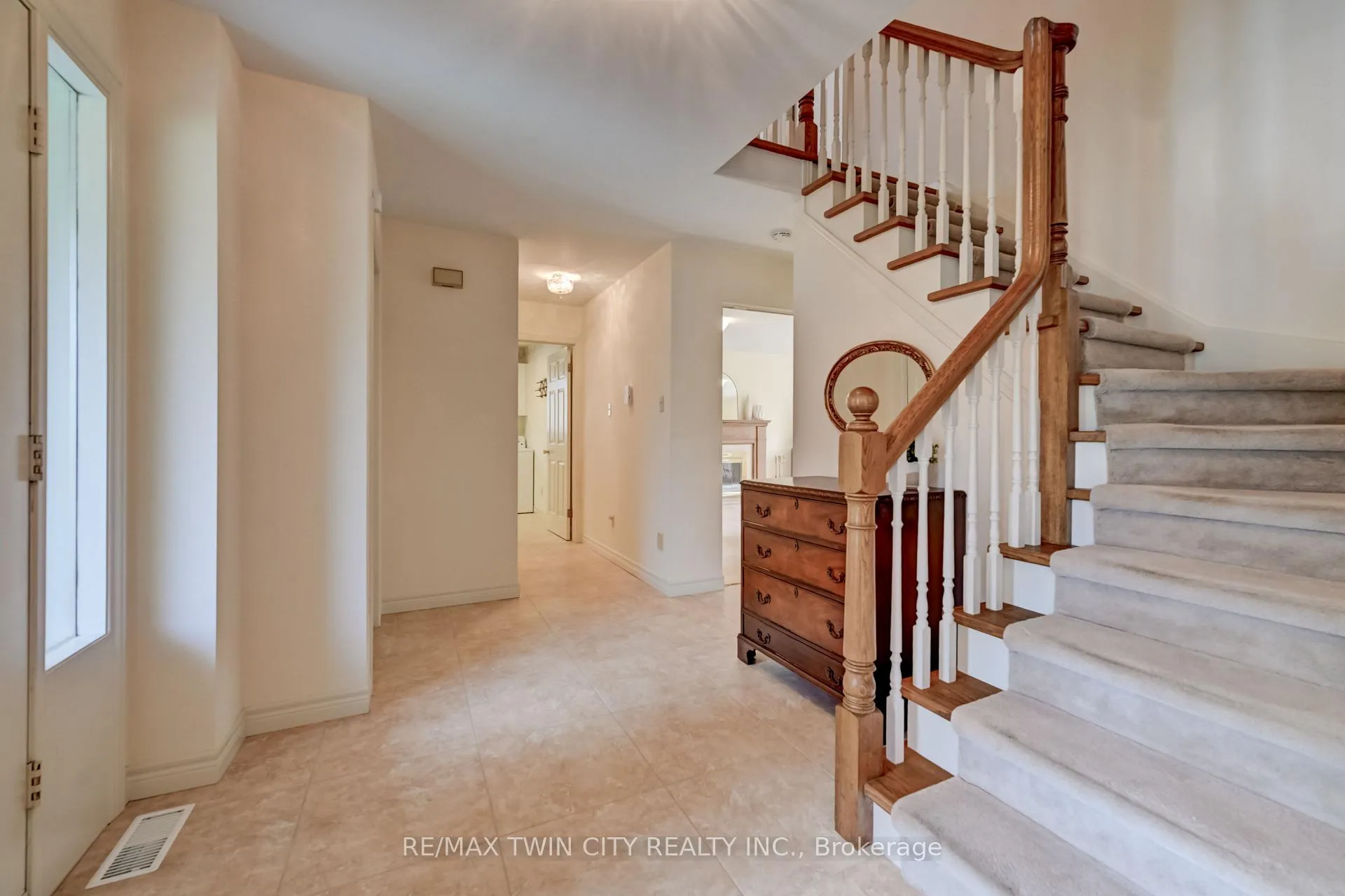 Photo 4 of 285 Magnolia Place, Waterloo — HOMEH