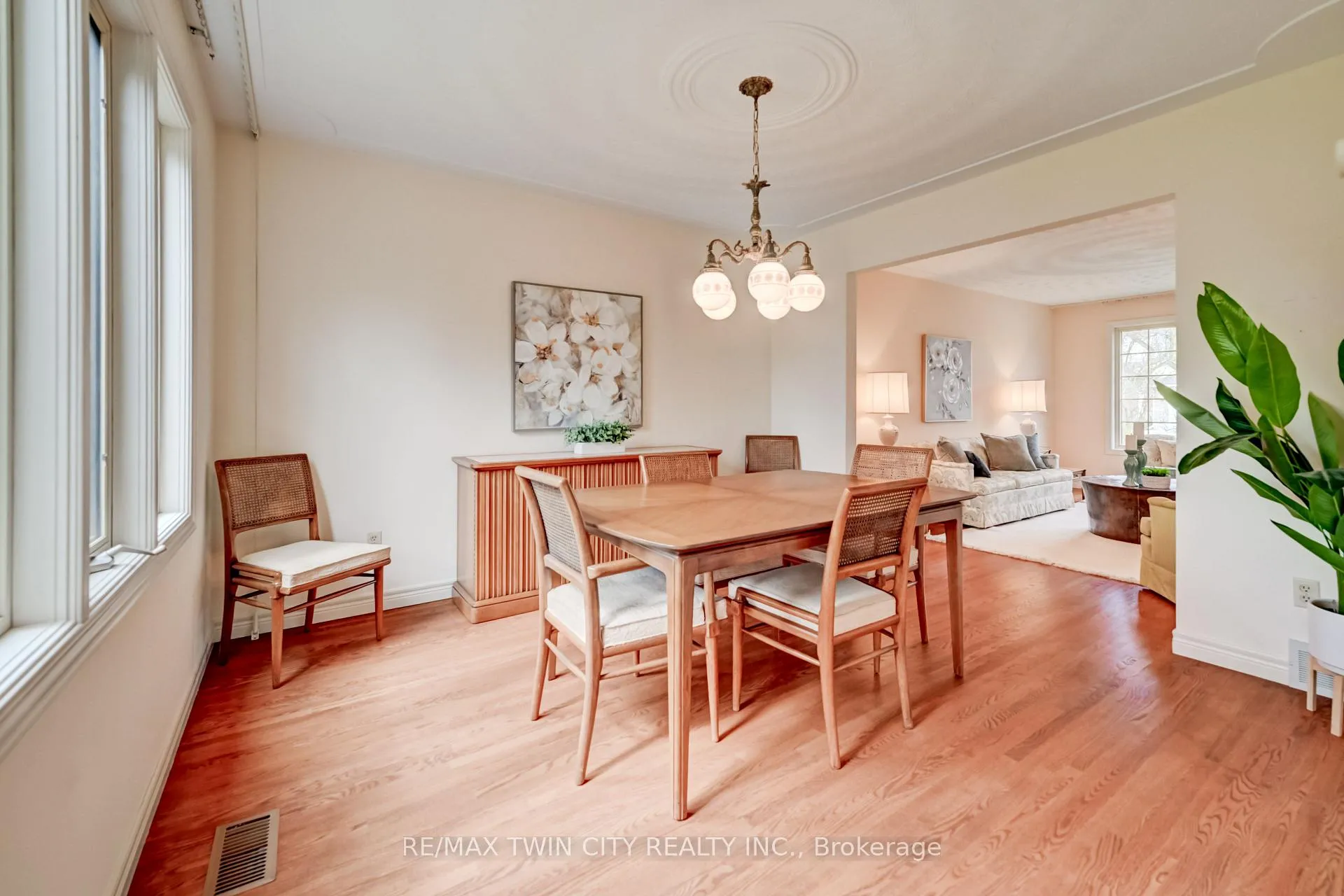Photo 10 of 285 Magnolia Place, Waterloo — HOMEH